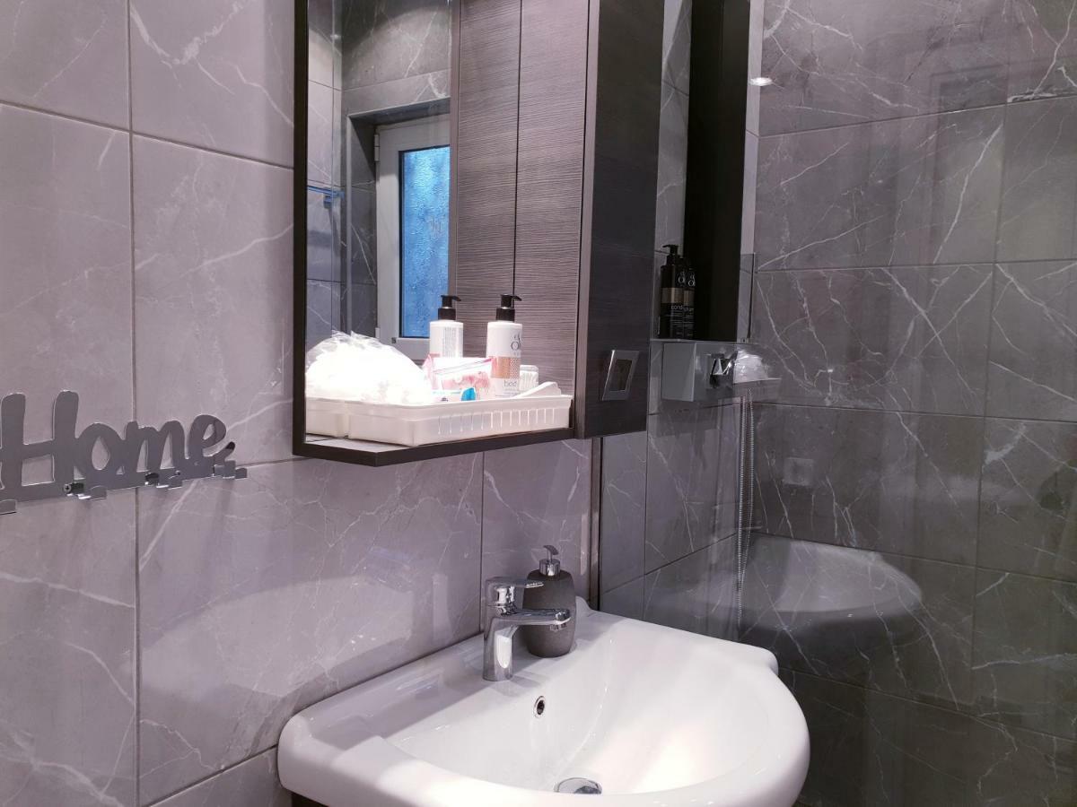 Beautiful Brand New Apartment Seaside เอเธนส์ ภายนอก รูปภาพ
