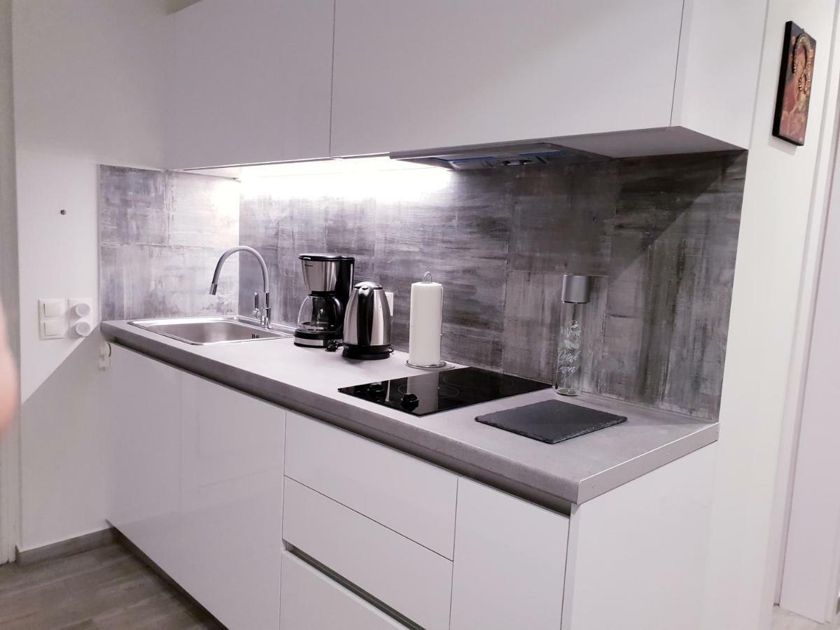 Beautiful Brand New Apartment Seaside เอเธนส์ ภายนอก รูปภาพ
