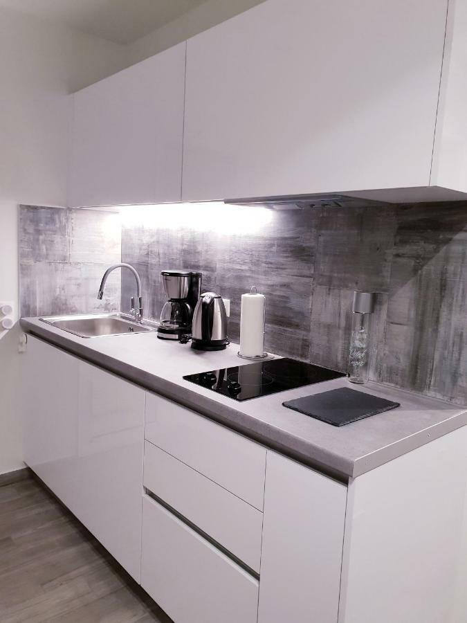 Beautiful Brand New Apartment Seaside เอเธนส์ ภายนอก รูปภาพ