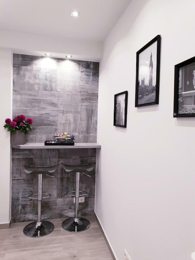 Beautiful Brand New Apartment Seaside เอเธนส์ ภายนอก รูปภาพ